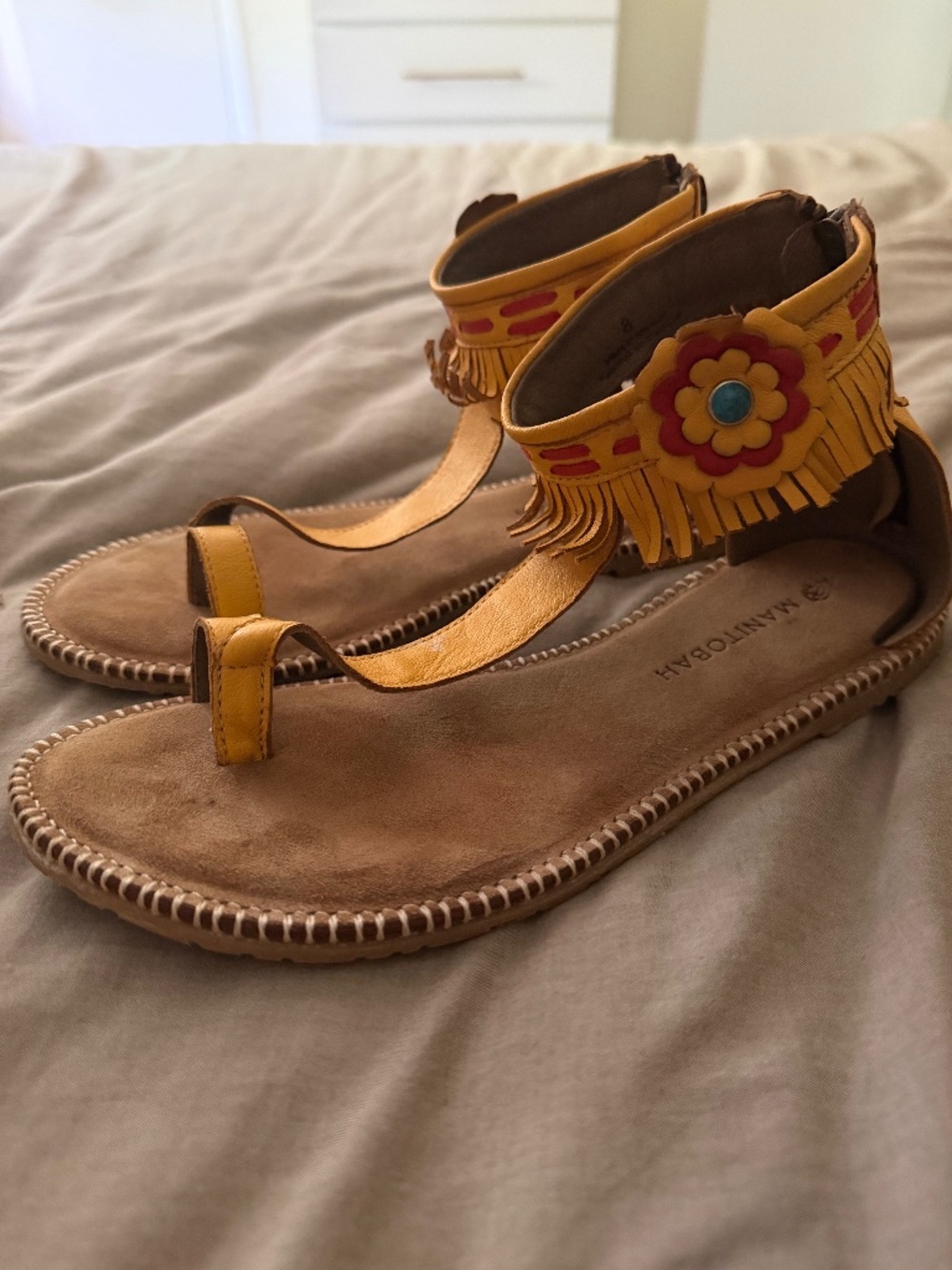 Manitobah Wasaga Sandals size 8.5